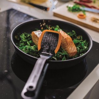 Fiskars Szpatułka Kuchenna Z Krawędzią Silikonową Czarno-Pomarańczowa